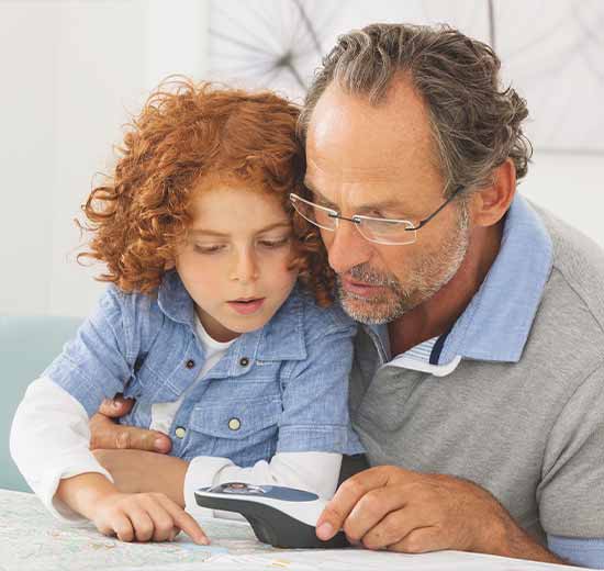 Mann schaut auf Landkarte mit Lupe. 